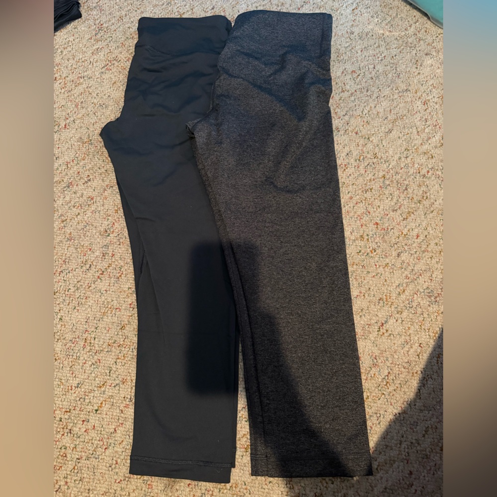 Women Med capri leggings NWOT. Lot #19